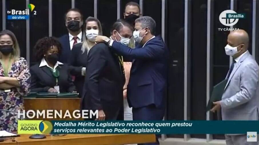 Jair Bolsonaro (sem partido) recebe medalha de Arthur Lira (PP-AL), presidente da Câmara dos Deputados