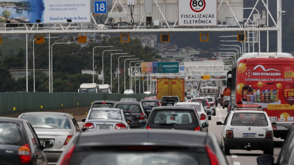 Trânsito de veículos para viagens de fim de ano na Ponte Rio-Niterói.