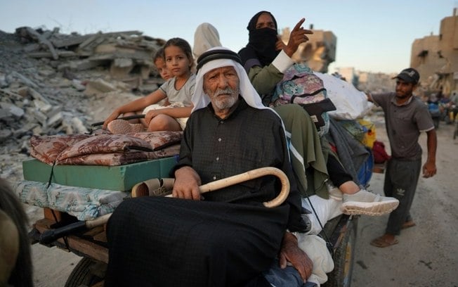 Palestinos deslocados deixam o leste da Khan Yunis, na Faixa de Gaza, após ordem israelense, em 1º de julho de 2024