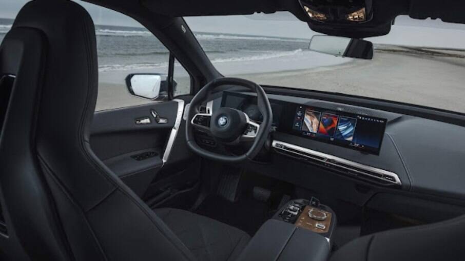 BMW iX vem com interior minimalista  e uma longa tela que ocupa quase toda a extensão do painel