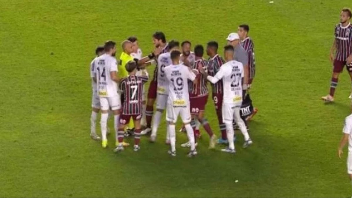 Dublador flagra discussão quente entre Neymar e Ganso