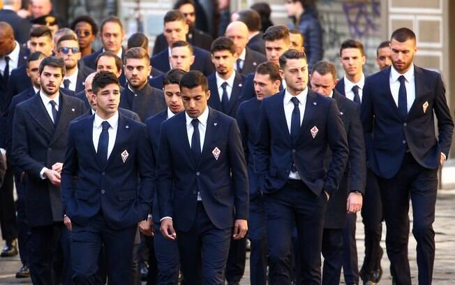 Elenco da Fiorentina vai ao funeral do capitão da equipe, Davide Astori