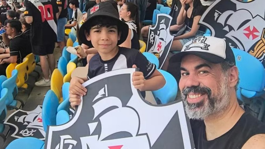 Vinicius e Francisco curtindo jogo do Vasco