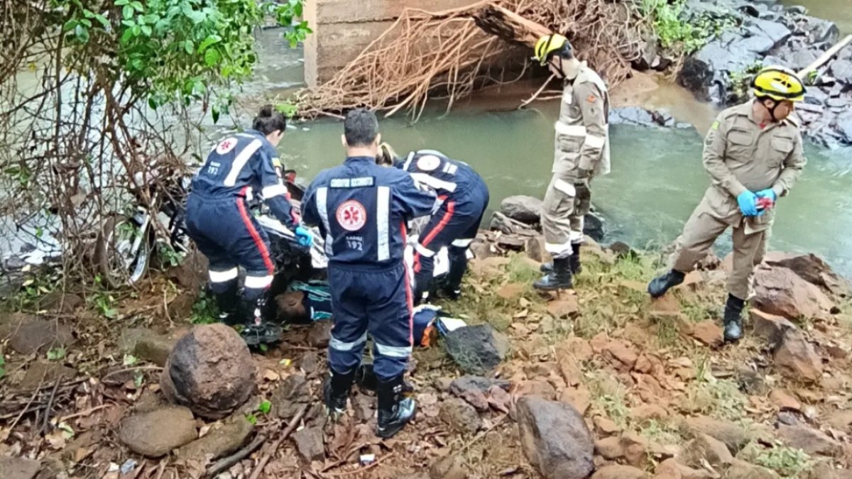 Equipes dos bombeiros e do Samu atenderam à ocorrência às margens do ribeirão Santa Marta; morte foi constatada no local Equipes dos bombeiros e do Samu atenderam à ocorrência às margens do ribeirão Santa Marta; morte foi constatada no local