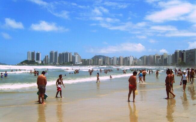 A Praia de Pitangueiras fica bem no centro da orla da cidade, e é uma das mais movimentadas de todo o Guarujá