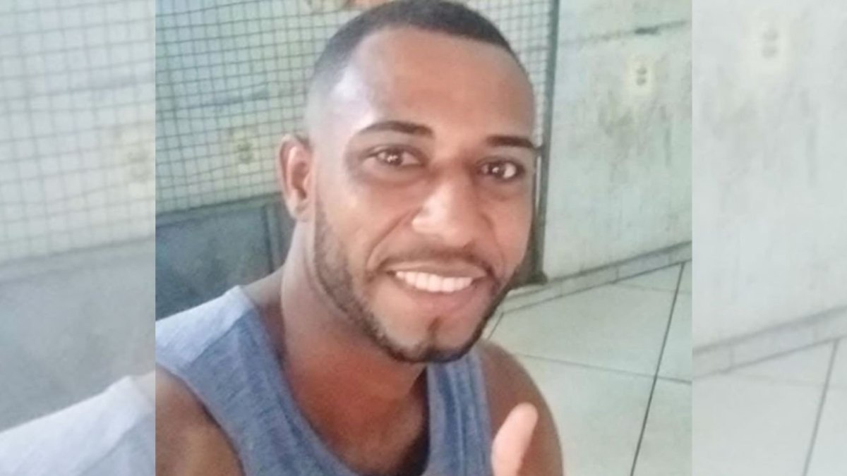Pintor é morto por traficantes após urinar na frente de crianças Pintor é morto por traficantes após urinar na frente de crianças