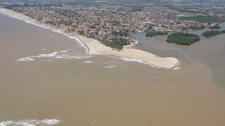 Conheça distrito brasileiro que o mar está 'engolindo'