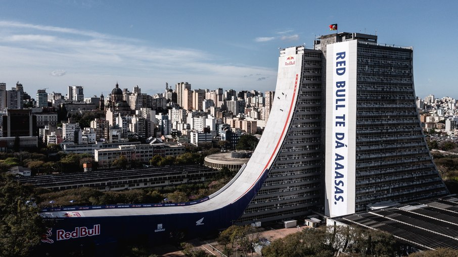 Aos 50 anos, Mineirinho desce prédio de rampa e bate recorde Aos 50 anos, Mineirinho desce prédio de rampa e bate recorde