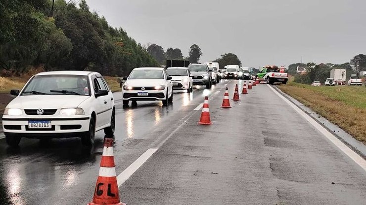 Motociclista colide na traseira de caminhão na Washington Luís