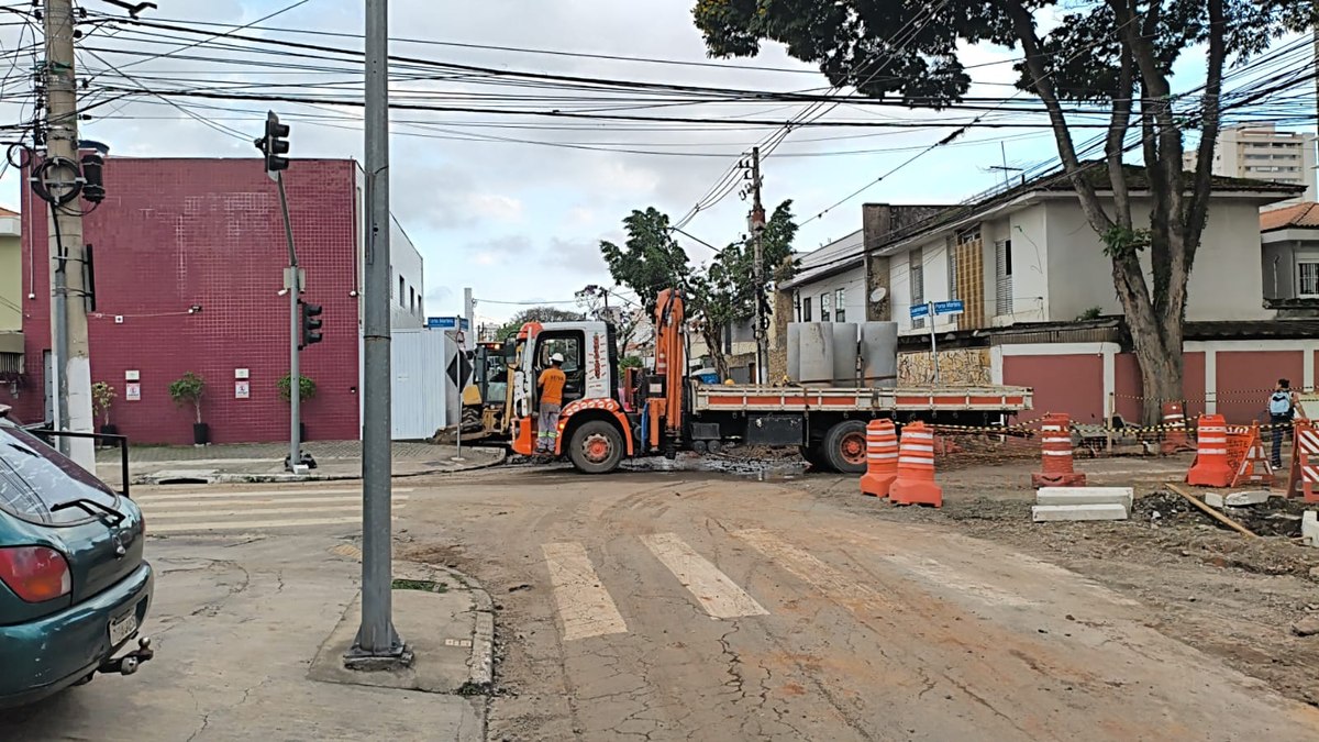 Rua no Brooklyn fica destruída após temporal em SP - Foto