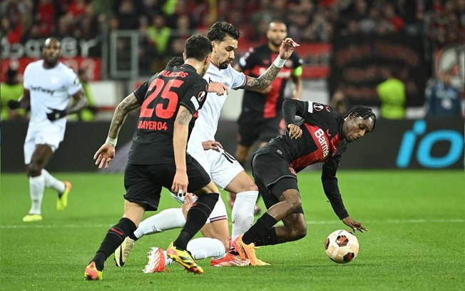 Leverkusen, de preto, consegue dobrar o ferrolho inglês no fim