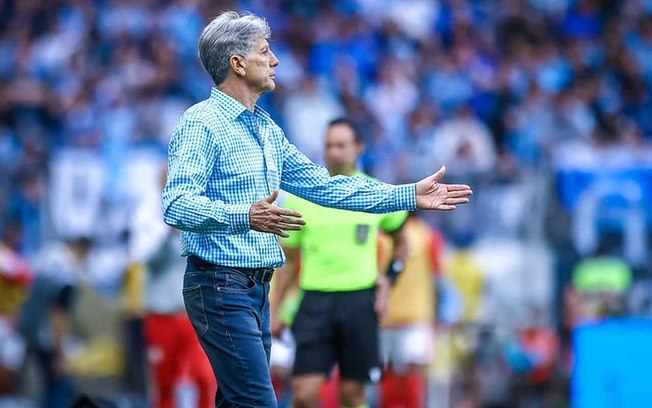 Torcedores do Grêmio protestam com faixas