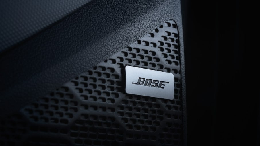 O sistema de som da Bose conta com sete alto-falantes e tem subwoofer