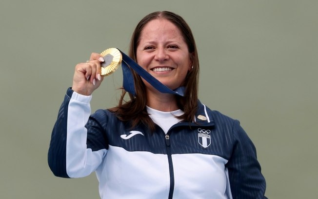 A medalhista de ouro da Guatemala Adriana Ruano Oliva posa no pódio na final feminina no tiro esportivo dos Jogos Olímpicos de Paris-2024, no Centro de Tiro Chateauroux, em 31 de julho de 2024.