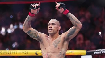 UFC 300: Alex Poatan nocauteia Jamahal Hill e pede por luta no RJ