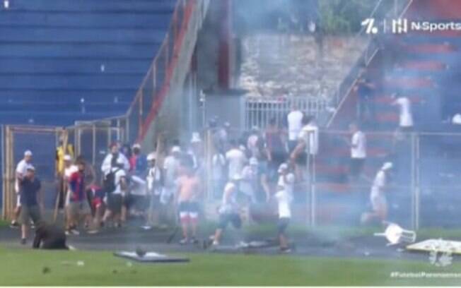 VÍDEO: Torcedores do Paraná Clube invadem o campo após rebaixamento para Série B do estadual