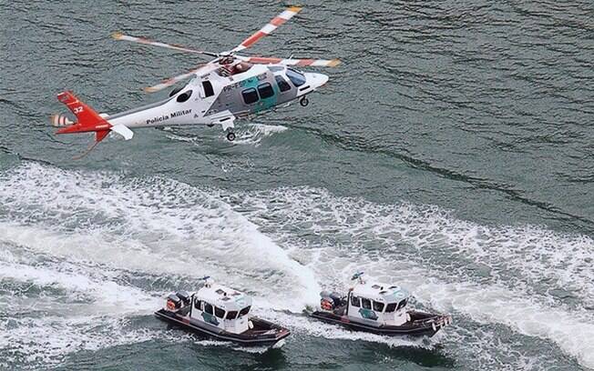 Helicóptero e embarcações da Polícia Militar Ambiental durante treinamento