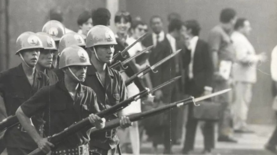 Militares durante manifestação estudantil contra a ditadura militar