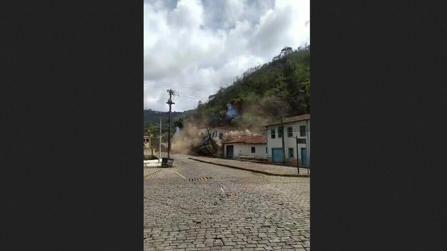 Deslizamento de terra destrói casas históricas em Ouro Preto-MG