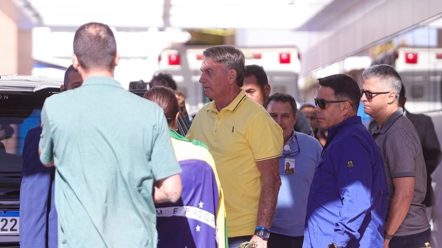 Bolsonaro na chegada ao hospital, em Brasília