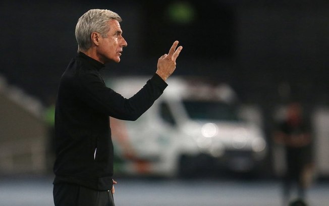 Luís Castro sai em defesa do elenco após vitória do Botafogo: 'São todos dignos'