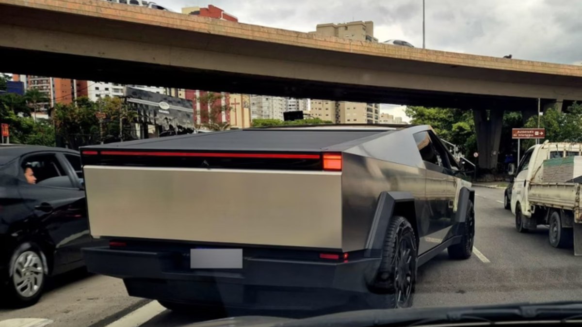 Cybertruck flagrado em São Paulo