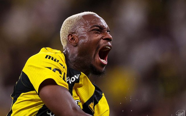 Ilenikhena (esquerda) marcou os dois gols do Al-Ittihad na partida Ilenikhena (esquerda) marcou os dois gols do Al-Ittihad na partida