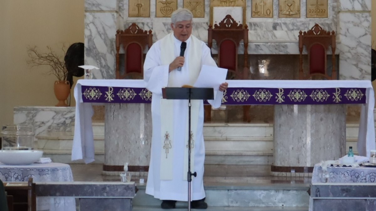 Padre Norberto durante cerimônia de batismo na Igreja Sant´Ana Padre Norberto durante cerimônia de batismo na Igreja Sant´Ana