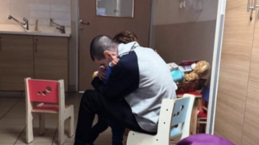 O reencontro do ex-refém israelense Or Levy e seu filho Almog após 491 dias de cativeiro