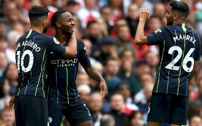 Agüero e Mahrez comemoram com Sterling o gol do inglês pelo Manchester City sobre o Arsenal