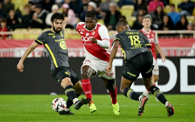 Breel Embolo (C), do Monaco, encara a marcação da defesa do Lille no empate em 0 a 0 entre as equipes nesta sexta-feira, pelo Campeonato Francês