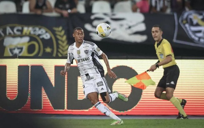 Botafogo x Atlético-MG: VAR indica pênalti em Ademir, mas Claus discorda