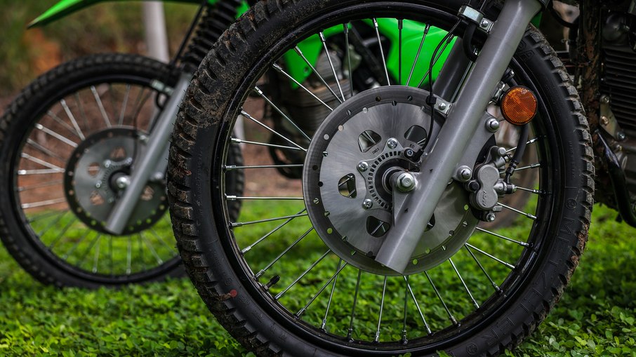 Rodas de grande diâmetro fazem parte da proposta da KLX230 para enfrentar pisos irregulares e terrenos fora do asfalto. Rodas de grande diâmetro fazem parte da proposta da KLX230 para enfrentar pisos irregulares e terrenos fora do asfalto.