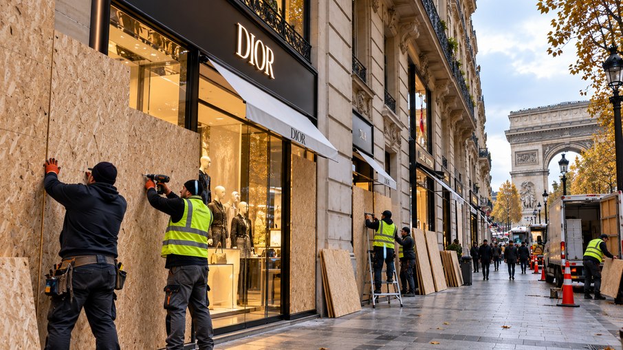 Paris coloca tapumes em lojas antes de novo protesto neste sábado Paris coloca tapumes em lojas antes de novo protesto neste sábado