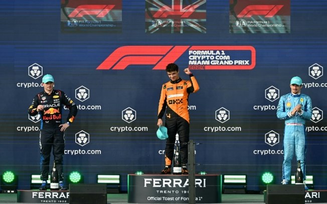 Max Verstappen (E), Lando Norris (C) e Charles Leclerc (D) no pódio do GP de Miami há duas semanas