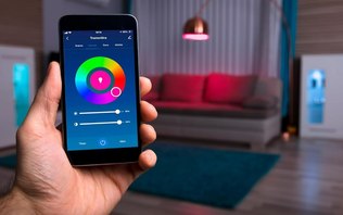 Lâmpadas Alexa duram anos: veja se valem a pena