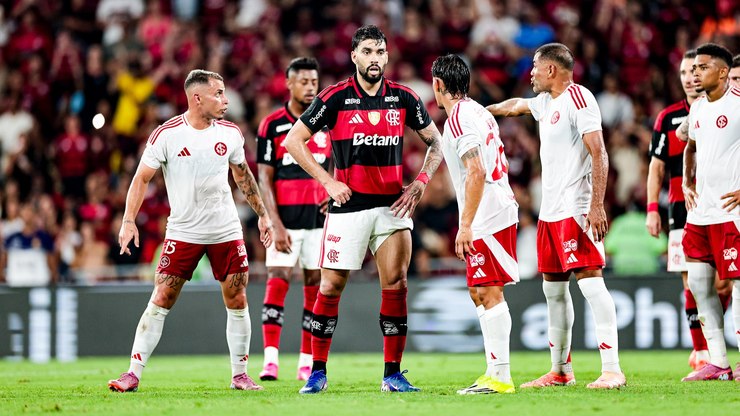 Na direita? Filipe Luís destrincha função de Paquetá no Flamengo