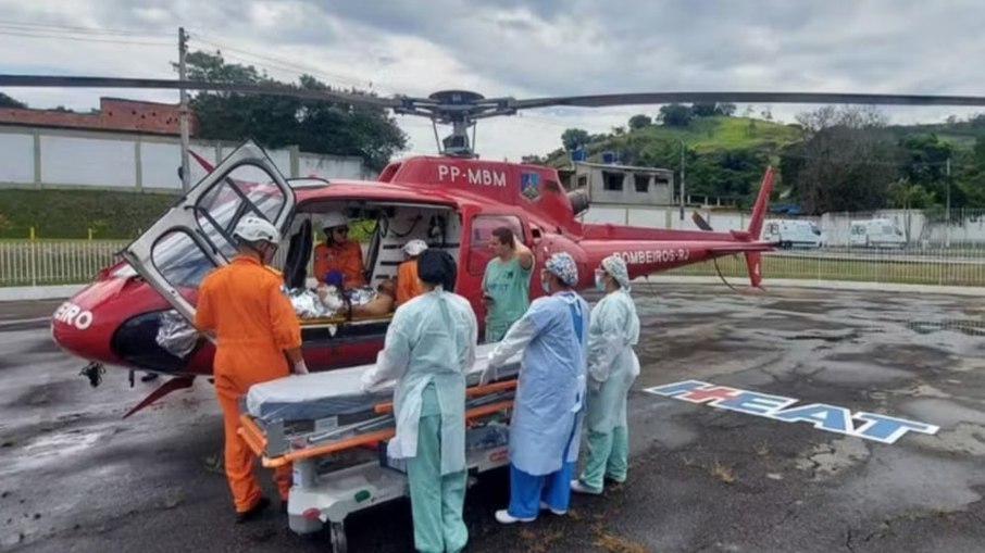Roseana sofreu ferimentos graves na cabeça e nos braços e foi levada de helicóptero para o Hospital Alberto Torres, em São Gonçalo, onde passou por cirurgia.