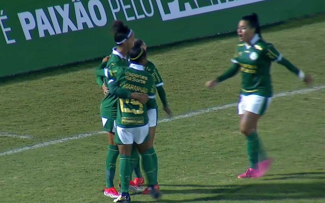Jogadoras do Palmeiras celebram o gol de Amanda Gutierres, o primeiro diante do América-MG