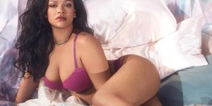 Rihanna lembra foto de lingerie e ganha chuva de elogios na web