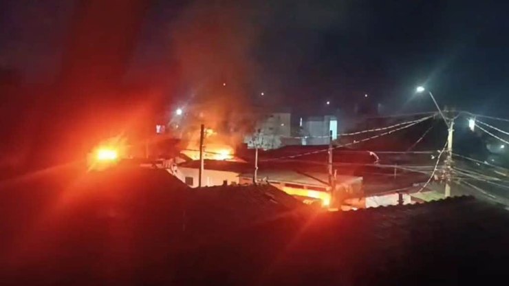 Incêndio em Campinas destrói casas no bairro Vila Rica
