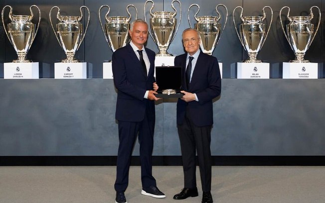 Mourinho ao lado do presidente Florentino Pérez, do Real Madrid Mourinho ao lado do presidente Florentino Pérez, do Real Madrid