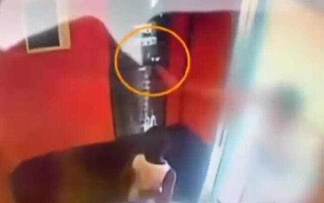 Imagens mostram primeira-dama de Tamandaré apertando botão do elevador