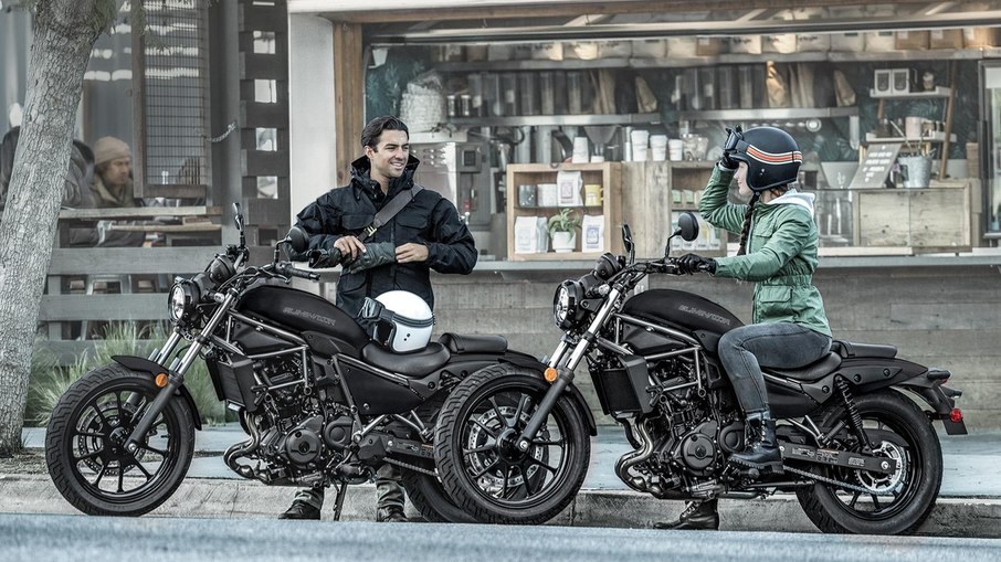 Duas unidades da Kawasaki Eliminator 500 reforçam a proposta urbana e o estilo cruiser do modelo.