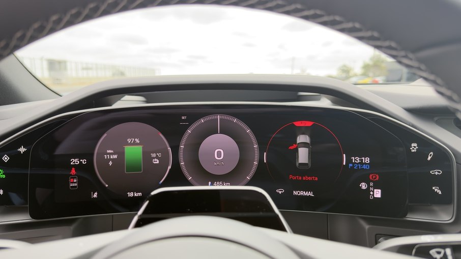 Quadro de instrumentos digital concentra informações de condução, autonomia e gerenciamento de energia