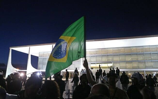 Manifestantes protestam em frente ao Palácio do Planalto após divulgação de conversas entre Dilma e Lula, nesta quarta-feira (16). Foto: André Dusek/Estadão Conteúdo - 16.03.2016
