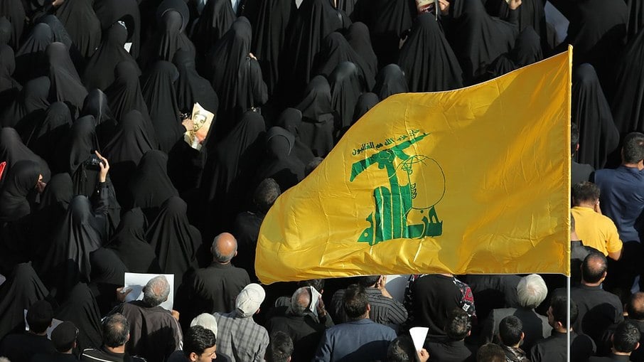 A bandeira do Hezbollah durante funeral de  Mohsen Hojaji, em setembro 2017