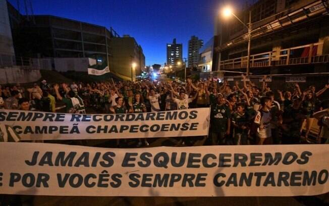 Vítimas da Chapecoense recebem homenagens em Santa Catarina