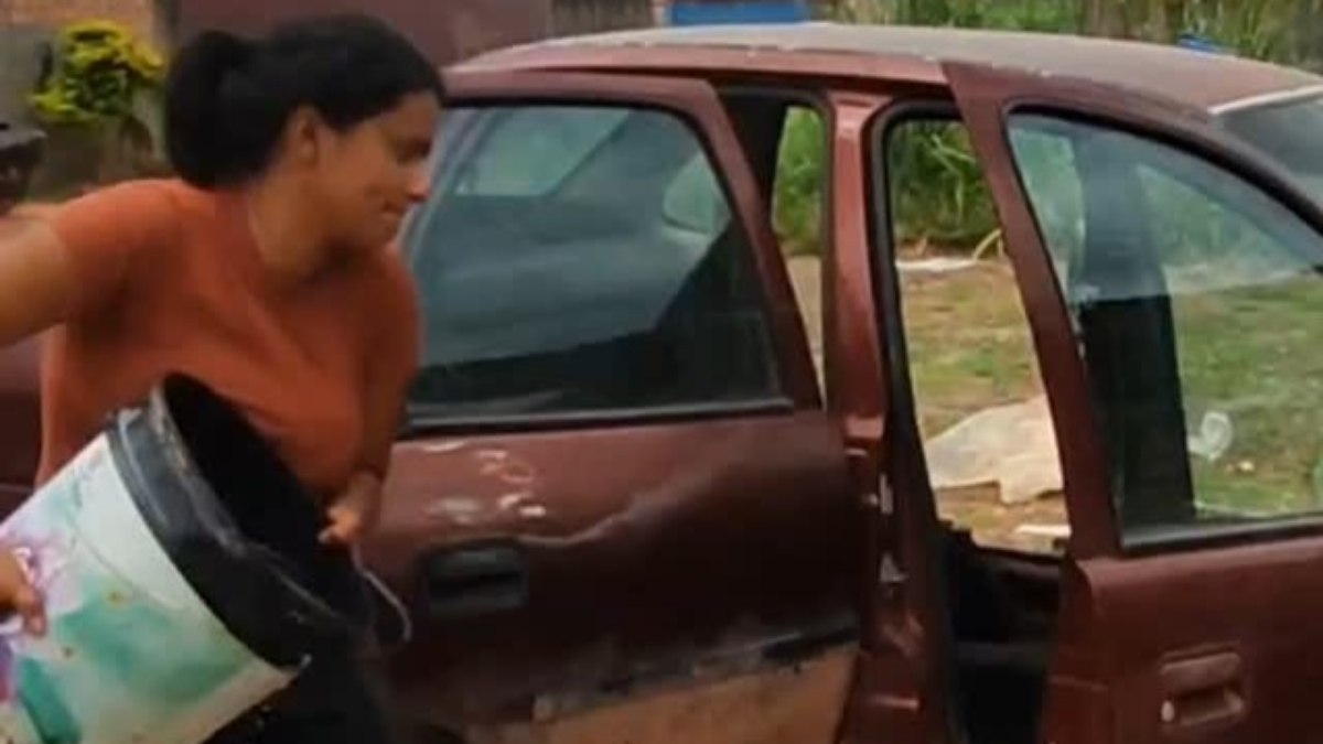Mulher viraliza ao desmontar carro do marido na lavagem