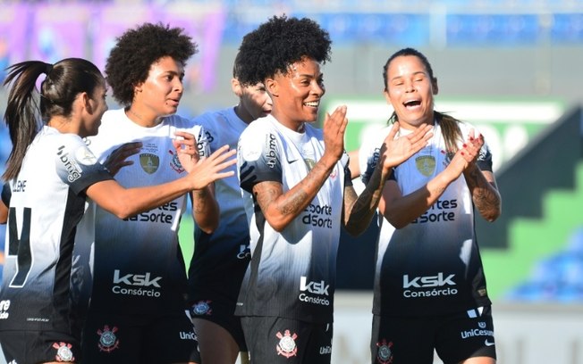 A meio-campista do Corinthians, Vic Albuquerque (D), comemora com as companheiras após marcar na final da Copa Libertadores Feminina contra o Independiente Santa Fé da Colômbia, no estádio Defensores del Chaco, em Assunção, em 19 de outubro de 2024.